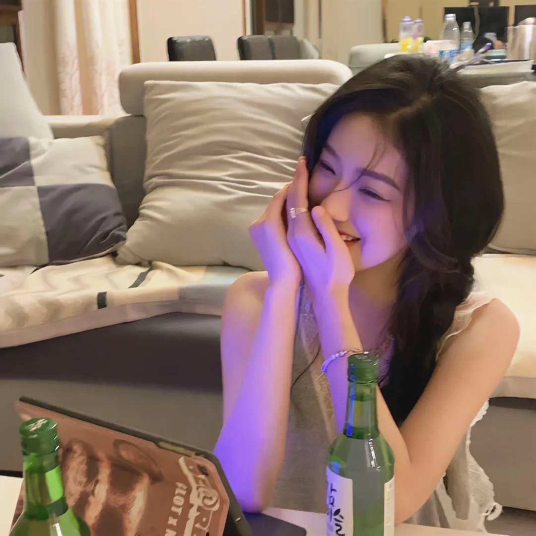 就这样，我们把金鱼放入了泳池